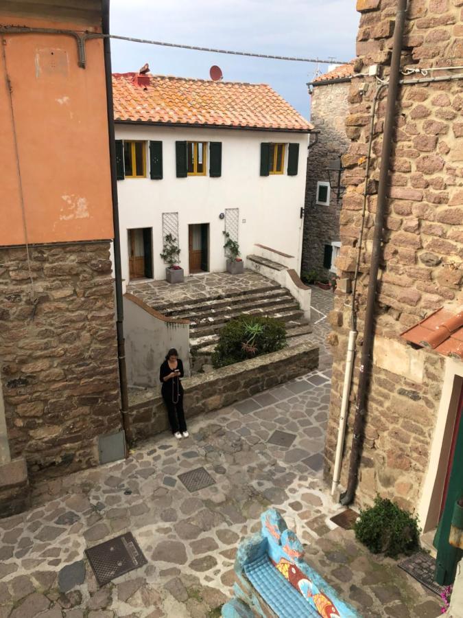 La Piazzetta Apartment Capraia Luaran gambar