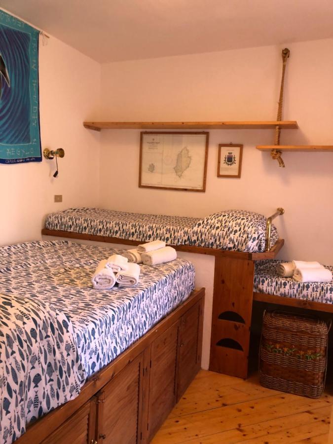 La Piazzetta Apartment Capraia Luaran gambar