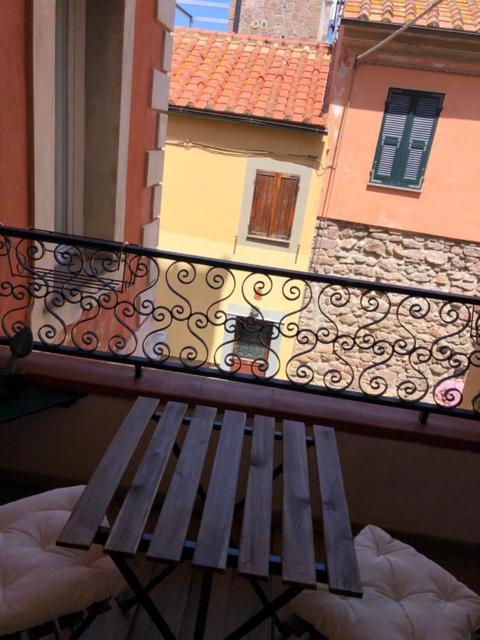 La Piazzetta Apartment Capraia Luaran gambar
